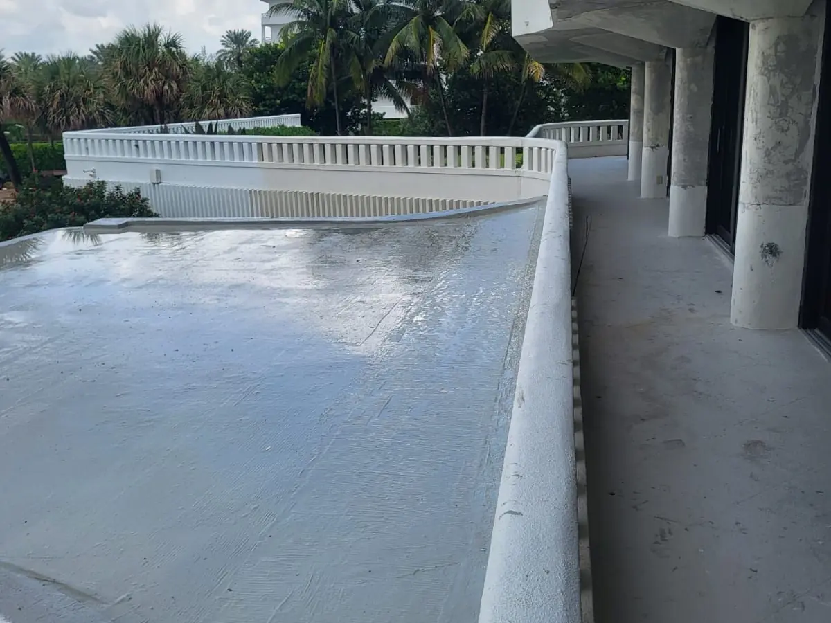 Balcony deck finished in a silver-white elastomeric waterproof coating